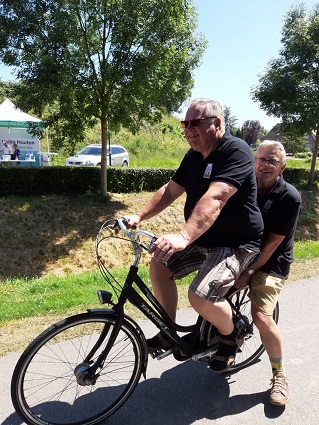 Henk en Winford op de fiets